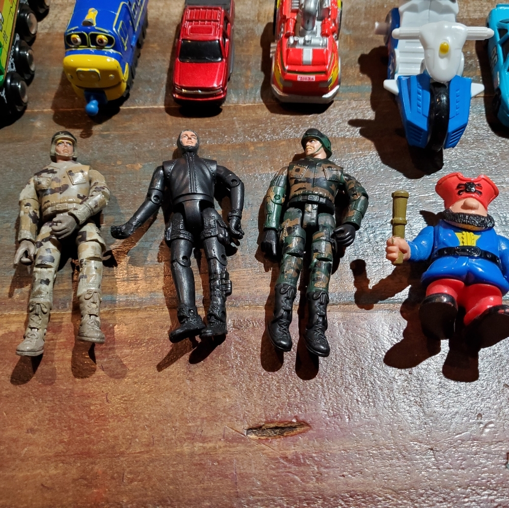 Lot of toy cars and action figures - Picture 2 of 4